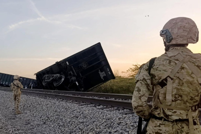 Ejército de Colombia prestando seguridad junto a un tren descarrilado este miércoles, en zona rural de Uribia (Colombia).