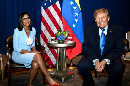 La presidenta interina de Venezuela, Delcy Rodríguez (i), posa junto al presidente de Estados Unidos, Donald Trump, en Nueva York (Estados Unidos).