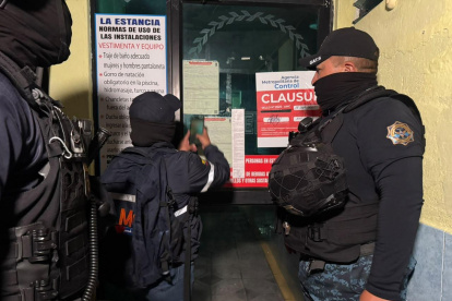 La AMC intervino un establecimiento en La Magdalena, Quito, donde se desarrollaba una fiesta nudista y detectó presuntas irregularidades en la actividad.