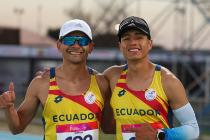 David Hurtado y Jordy Jiménez se abrazan tras subir al podio y conquistar plata y bronce para Ecuador en los Juegos Suramericanos Santa Fe 2026.