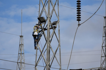 Las grandes industrias deben desconectarse de la red eléctrica una vez a la semana.