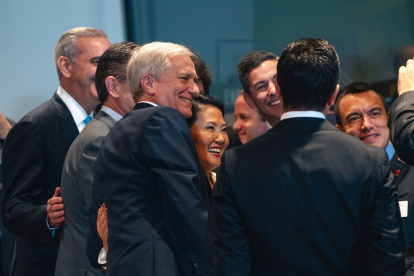 AFotografía cedida por la Presidencia de Chile de su mandatario José Antonio Kast (c-i), posando junto a su homóloga de Perú, Keiko Fujimori (c), su homólogo de Paraguay, Santiago Peña (2-d) y a su homólogo de Ecuador, Daniel Noboa (d), durante una reunión del Escudo de Las Américas este martes, en Nueva York (Estados Unidos).