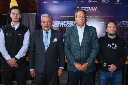 Dirigentes de la Fedak y auspiciantes en la presentación oficial de la prueba.