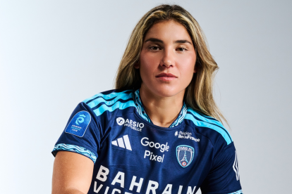 Manoly Baquerizo posa con la indumentaria del París FC, club al que llegó en julio de 2026 para continuar su carrera en el fútbol francés.