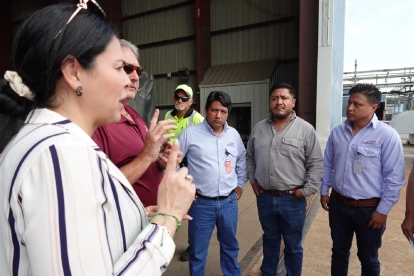Los técnicos de Celec: Nelson Castro, Celso Sánchez y Paúl Flores junto con John Manning, CEO de Progen, y Karla Saud, en las inspecciones de equipos.