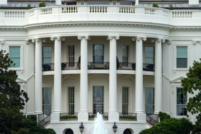 En Washington, la Casa Blanca retiró las credenciales a CNN, MS NOW y Politico, y ABC, CBS, NBC y la propia Fox suspendieron la cobertura conjunta del presidente.