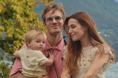 Pewdiepie (Felix Kjellberg) junto a su esposa Marzia y su hijo Bjorn.