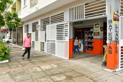 La reja fue instalada hace unas dos semanas en los soportales de un inmueble ubicado en las calles Esmeraldas y El Oro.