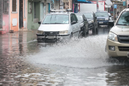 Lluvias afectaron 17 zonas de Guayaquil el miércoles; vías inundadas dejaron carros varados.