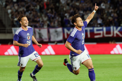 Kuryu Matsuki (d) celebró uno de los tantos con los que Japón venció a Uruguay.