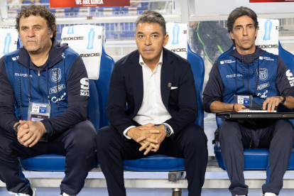 Marcelo Gallardo (C), entrenador de Ecuador, antes del partido amistoso de fútbol entre Corea del Sur y Ecuador, en el estadio Mundialista de Suwon, en Suwon.