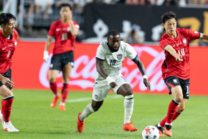 John Yeboah (C), de Ecuador, disputa el balón ante Lee Jae-sung (R), de Corea del Sur, en el amistoso disputado en Suwon, el 24 de septiembre de 2026.