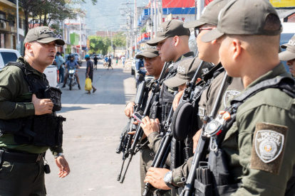 Agentes de la Policía de Colombia fueron captados este 23 de septiembre al custodiar un de las calles de Santa Marta.