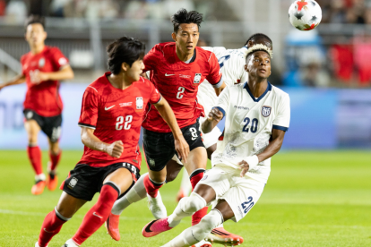 Nilson Angulo disputa el balón ante un jugador de Corea del Sur durante el partido amistoso.