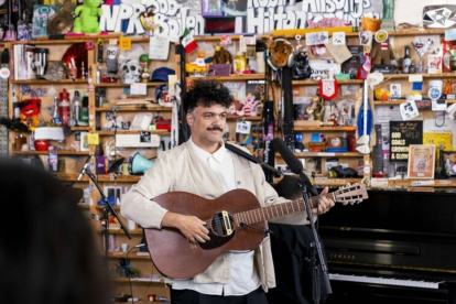 Alex Ferreira en su intervención en el Tiny Desk.