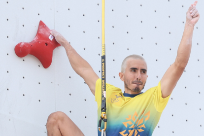 Carlos Granja celebra la medalla de oro que consiguió en escalada deportiva durante los Juegos Suramericanos Santa Fe 2026.