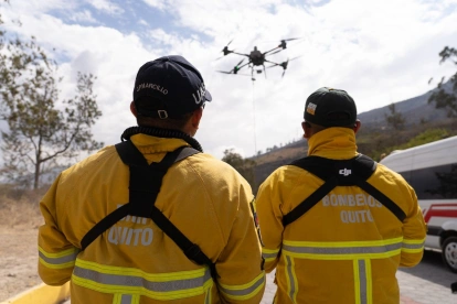 Con drones se monitorea el cerro Casitagua tras el incendio forestal.