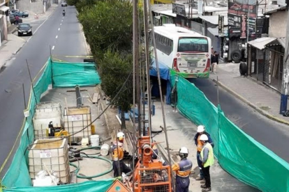 Trabajadores de la española Typsa trabajan en un perfilamiento para la extensión del metro de Quito hasta Calderón, una vez que terminaron el estudio del tramo hasta La Ofelia.