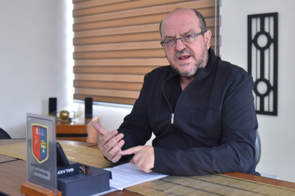 Santiago Carrasco, dirigente de la Federación Médica Ecuatoriana, cuestiona las declaraciones del Gobierno y advierte sobre la situación del sistema público de salud.