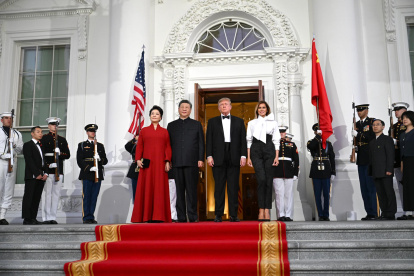 El presidente Donald Trump y la primera dama saludan al presidente Xi Jinping, y a la señora Peng Liyuan en el pórtico norte de la Casa Blanca en Washington, el 24 de septiembre de 2026.