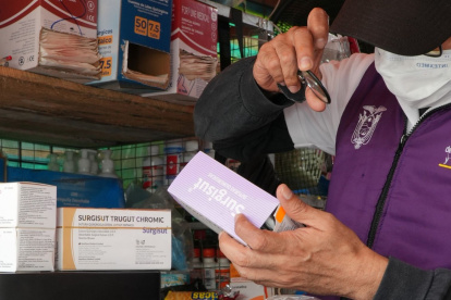 Personal de Arcsa y de las fuerzas de seguridad intervino los puntos de venta y una bodega clandestina cerca del Hospital Monte Sinaí.