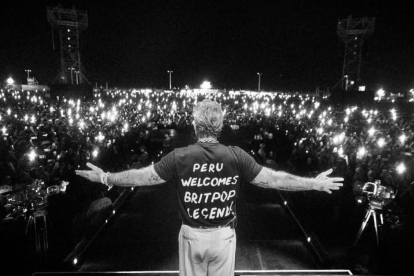 El cantante se reunió con sus seguidores tras la cancelación del espectáculo.