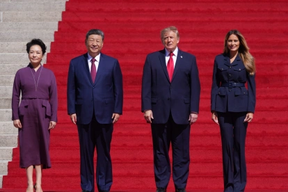 El presidente de China, Xi Jinping, posa junto a su homólogo estadounidense, Donald Trump y las primeras damas Peng Liyuan (i) y Melania Trump, durante su visita a los Archivos Nacionales de Estados Unidos.