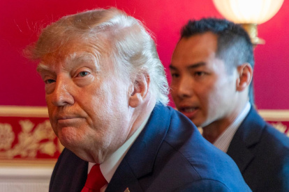 El presidente de los Estados Unidos, Donald J. Trump, pronuncia unas palabras durante una reunión para tomar el té con el presidente chino Xi Jinping