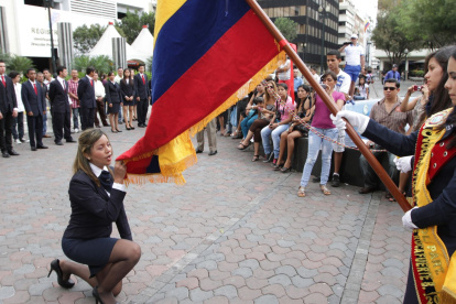 Hoy, en su día, la Bandera que nos pide no recordarla, saludarla, pero haciendo una introspección en nuestra conciencia para responder a sus cuestionamientos sobre nuestra identidad, civismo y amor patrio.