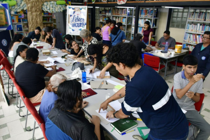 La Clínica de Libros enseña a recuperar ejemplares deteriorados en Guayaquil.