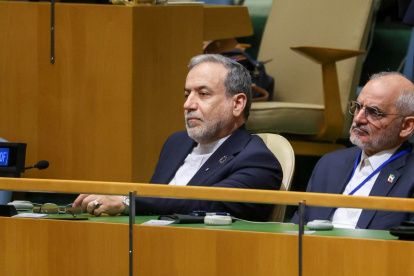 El ministro de Asuntos Exteriores de Irán, Abás Araqchí (c), este miércoles 23 de septiembre durante el discurso del presidente de Irán, Masud Pezeshkian, en la ONU en Nueva York.