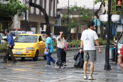 Peatones fueron sorprendidos por la lluvia en el centro de Guayaquil.