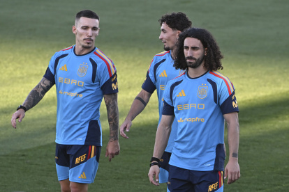 Los jugadores de la selección española Álex Grimaldo, Yéremy Pino y Marc Cucurella durante el entrenamiento.