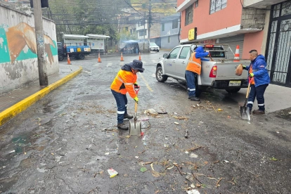 Personal de la Epmmop realizó labores de limpieza tras el desbordamiento de la quebrada Caupicho, en el sur.