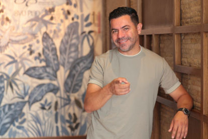 El comediante combina los escenarios con sus negocios y reconoce que ahora prefiere tener menos presentaciones para disfrutar más de su tiempo y su familia.
