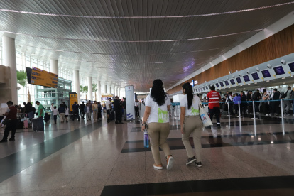 Pasajeros en el interior del aeropuerto de Guayaquil.