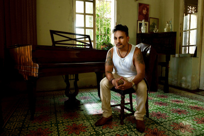 El artista creció en Medellín y, antes de dedicarse a la salsa, trabajó como presentador y actor de televisión.