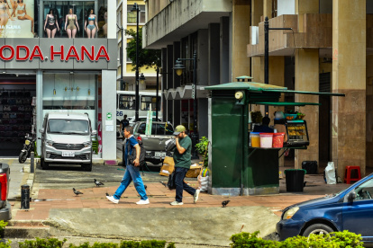 Un centro comercial funciona desde hace varios meses en la calle Chiriboga, entre Chile y Chimborazo, que antes era una zona de descanso con árboles.