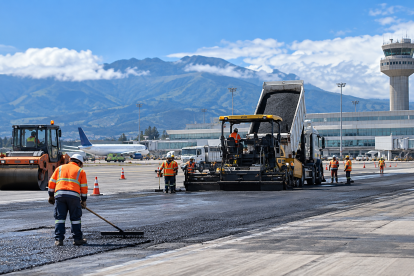 Referencia. El mantenimiento preventivo de la pista del aeropuerto de Quito busca garantizar la seguridad y eficiencia de las operaciones aéreas.