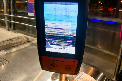 DAÑO. La pantalla del dispositivo presenta múltiples grietas y fallas visibles, afectando su funcionamiento y la experiencia de los usuarios del sistema actual.