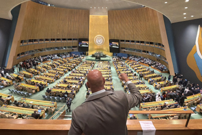 Un hombre expresando su apoyo con el puño durante una intervención en la 81ª Asamblea General de Naciones Unidas este jueves en Nueva York (EE.UU.).