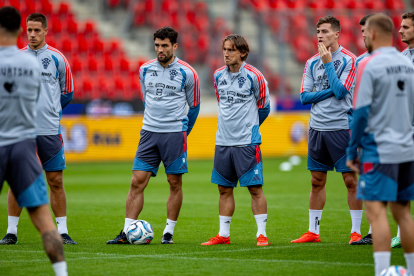 Luka Modric (C) y sus compañeros de la Selección de Croacia en un entrenamiento.