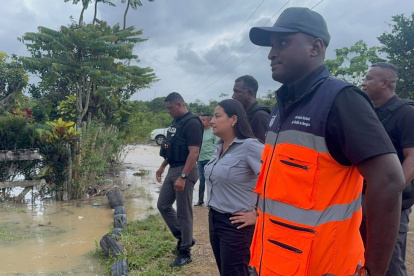 Tres ríos se desbordaron en Esmeraldas tras lluvias; comunidades de Eloy Alfaro reportan inundaciones.