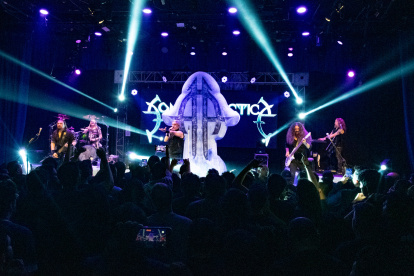 Los músicos de Sonata Arctica repasaron varios de sus temas clásicos del disco debut Ecliptica de 1999.