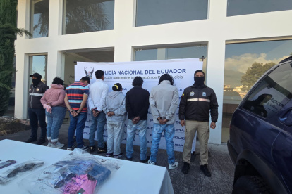 La Policía Nacional capturó a 10 personas en Quito durante allanamientos contra una presunta estructura criminal vinculada a Los Lobos.