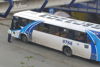 El bus fue retenido por agentes de la ATM