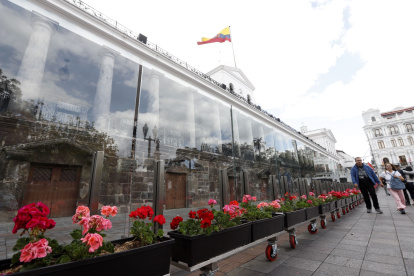 Los nuevos cercos de vidrio, acompañados por geranios, rodean la Presidencia y cambian la imagen del entorno frente al Palacio de Carondelet.