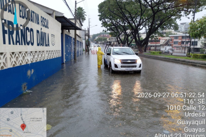 La lluvia estuvo acompañada de relámpagos y truenos durante la madrugada de este domingo en Guayaquil, aún sigue lloviendo en algunos sectores.
