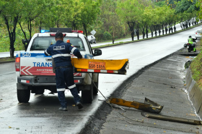 Agentes de tránsito retiran parte del expreso que se estrelló.