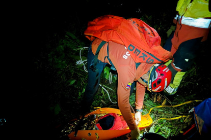 Rescate. Bomberos de Quito localizaron a 17 excursionistas, incluidos 12 niños, que se desorientaron durante el descenso de una montaña.